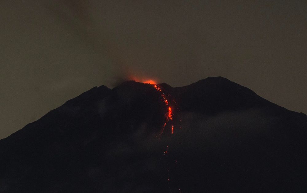 (外代一线)远眺塞梅鲁火山