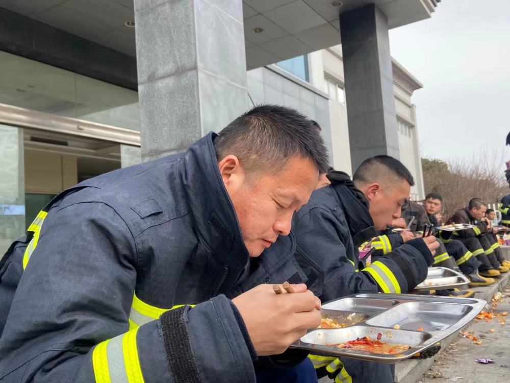 你们辛苦了消防员们救火后一起在火灾现场吃饭