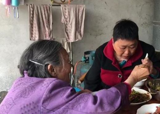 梦见带着死去的母亲吃饭，一场心灵深处的重逢与慰藉