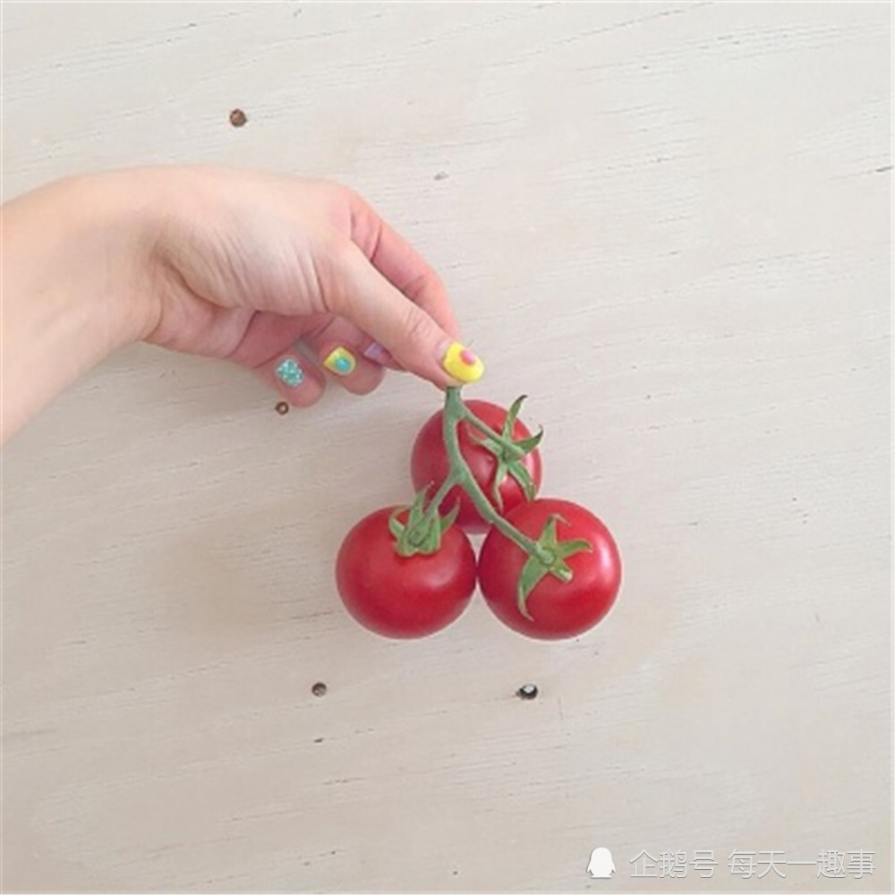 一个人脖子上有颗绿色珠子猜成语_一个人的图片孤独图片