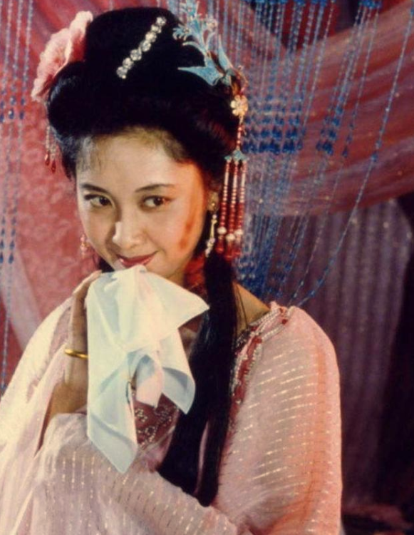 她33岁凭《西游记》走红,十佳演员奖获得者,今68岁依旧无子无女