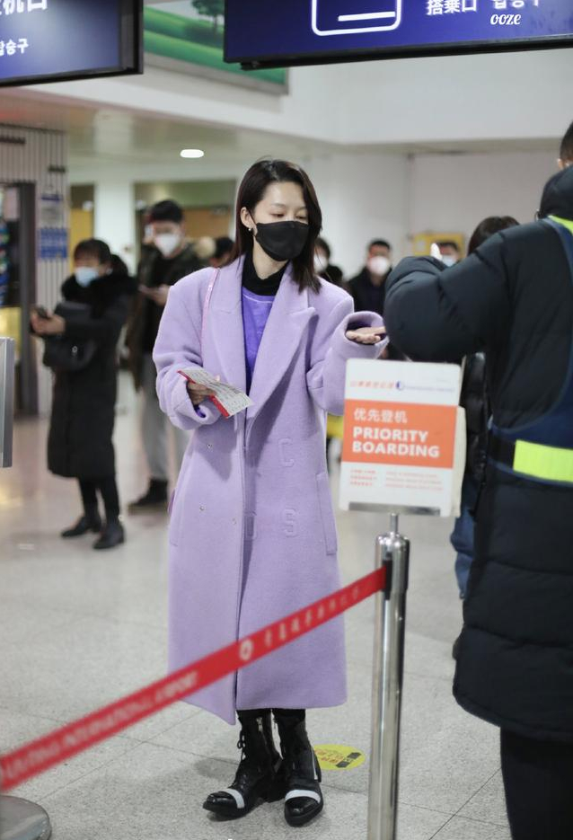 香芋紫棒球帽怎么搭衣服女生_香芋紫衣服(2)