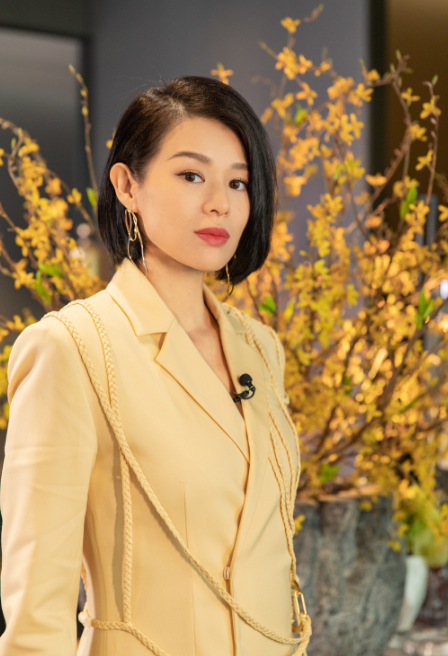 胡杏儿怀了三胎红色皮衣裙系紧腰带秀出身材完全看不出