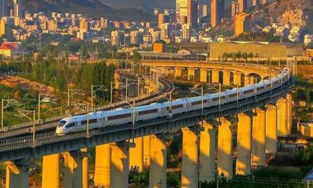 为什么山东经济总量能排前三_山东经济学院牛玉红