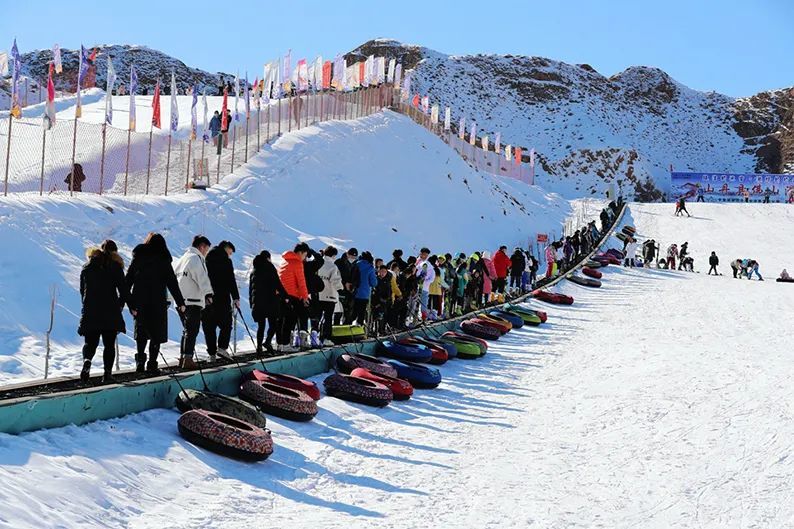 1月17日,众多市民利用假日带着孩子来到张掖市山丹县佛山滑雪场,体验