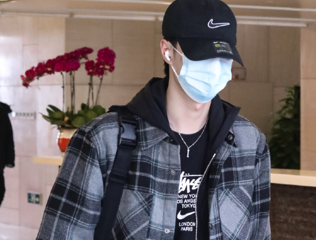 王一博脸僵变假笑男孩,注意保暖脸上长痘,手不老实又抠"破相"