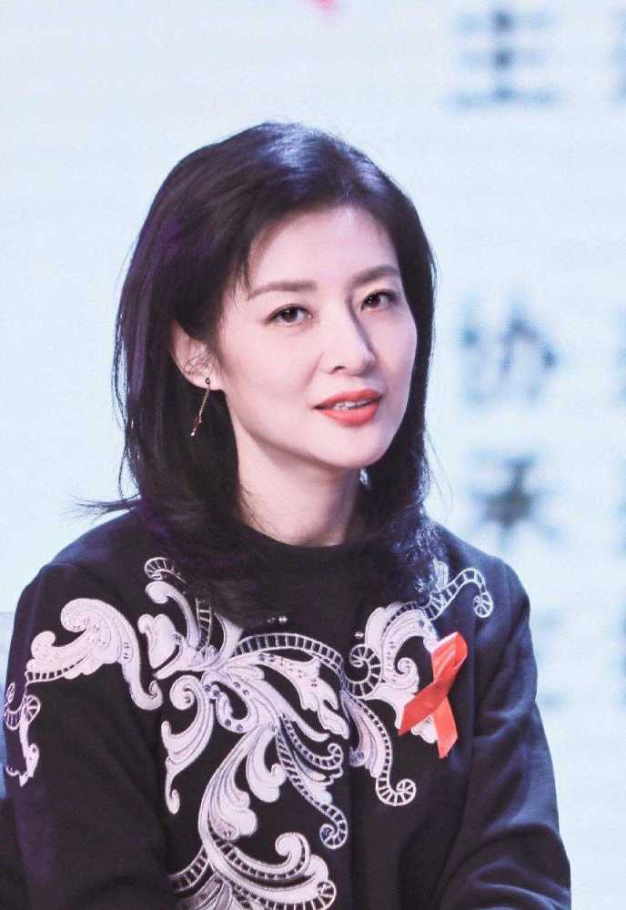 主持人周涛太会穿,黑色针织衫配百褶裙也有高级感,果然气质非凡