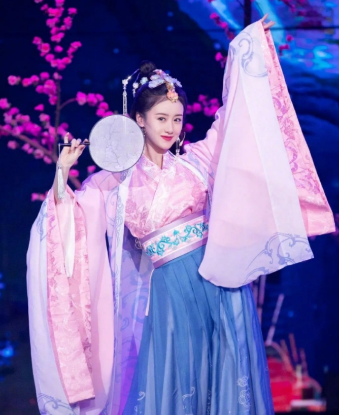 袁冰妍穿古装,一下子梦回《琉璃》,气质上和褚璇玑却全然不同