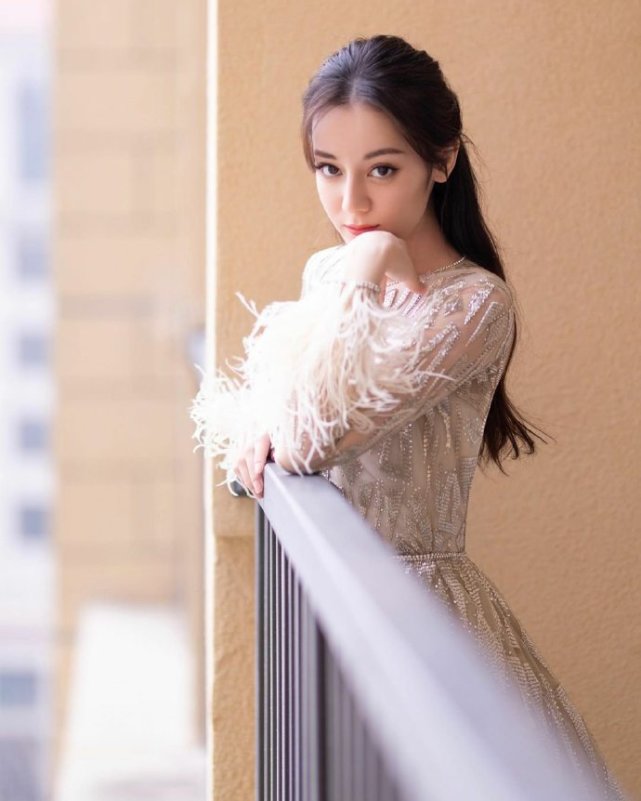 迪丽热巴羽毛裙宛如孔雀起舞
