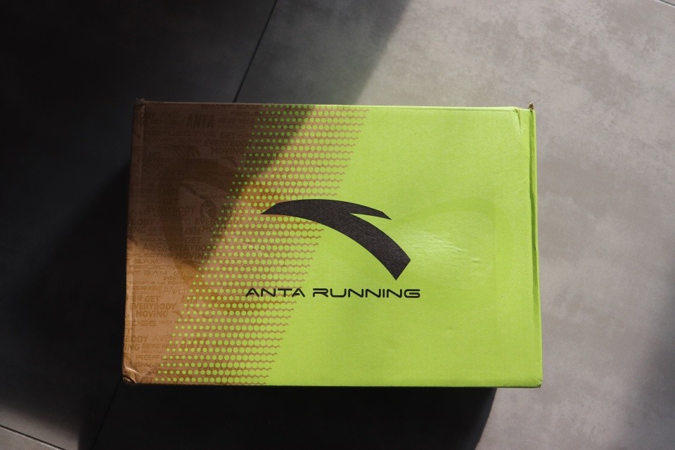 安踏与咕咚的logo交印在一起,而在鞋盒里面,则是这款跑鞋中的诸多黑