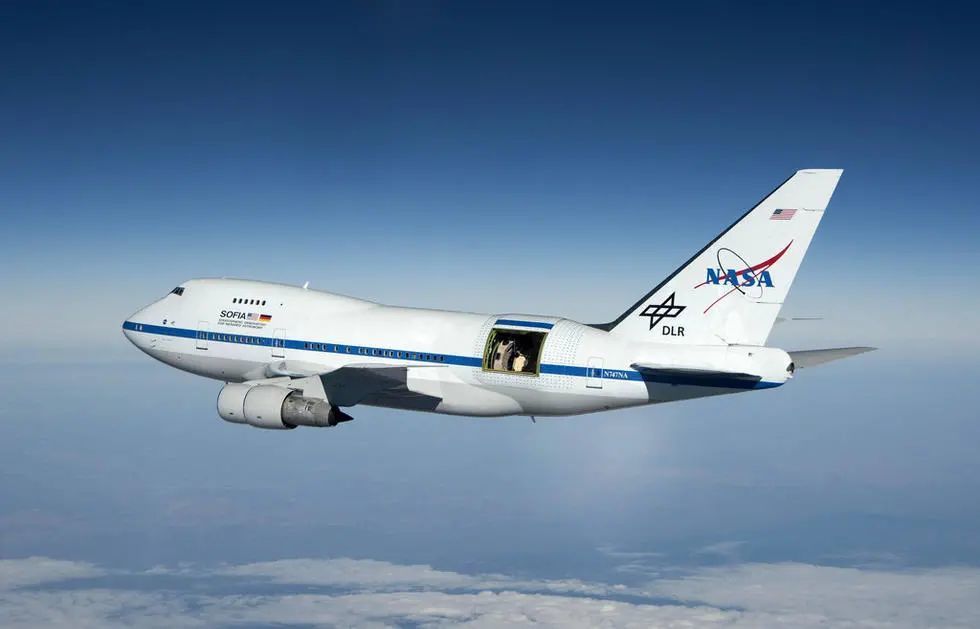 nasa改造了两架波音747用与运载航天飞机,分别由一架747-100和一架747