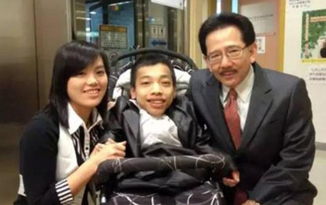广东李创利身高不足1米坐婴儿车成上亿富豪娶女秘书惹人羡