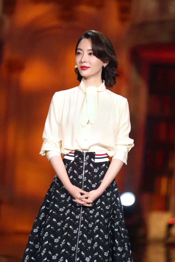 "她不是最出众的,但她是最与众不同的,从《新上海滩》中风情万种的"