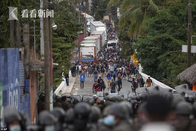 8000中美洲移民大军硬闯关起冲突 拜登团队改口疾呼:现在别来!