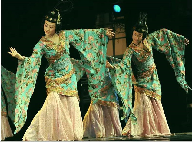 垅上踏歌行:透过元代铜女舞俑,探寻古代舞娘踏歌而舞之姿