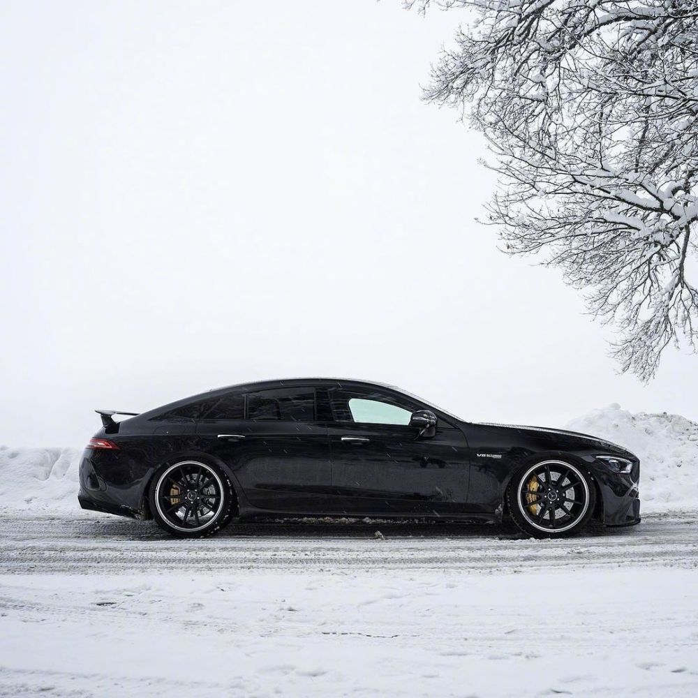 白雪配黑色奔驰amg gt63 s