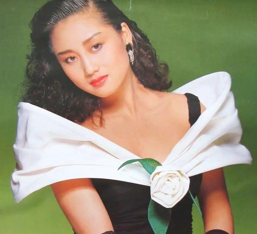 被30年前的利智惊艳了深v绿裙搭短卷发堪称人间绝色