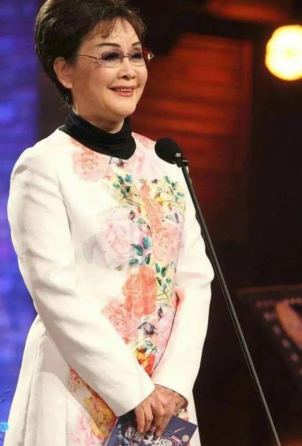 75岁李谷一未修图还这么气质,再看看赵雅芝,脸干瘪得厉害!