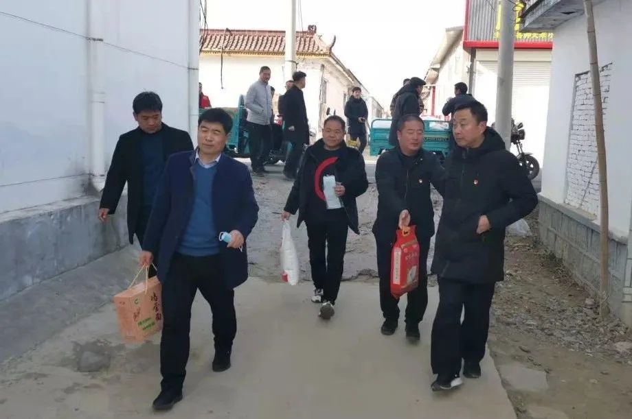 新兴镇南桥镇苍山街道多位爱心人士捐赠物品回报家乡父老乡亲