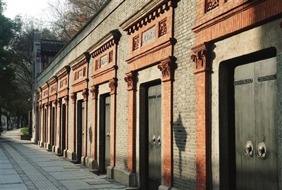 这是名为"辅德里"的上海老石库门建筑,也是中共二大会址纪念馆所在地.