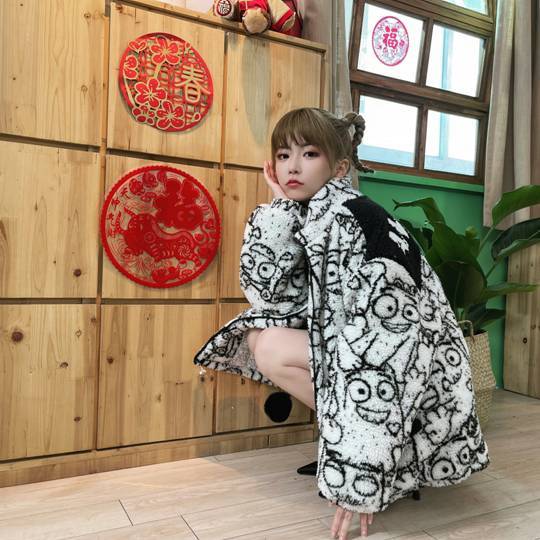 周淑怡这么拼为了人气到冬天露长腿细看鸡皮疙瘩都起来了
