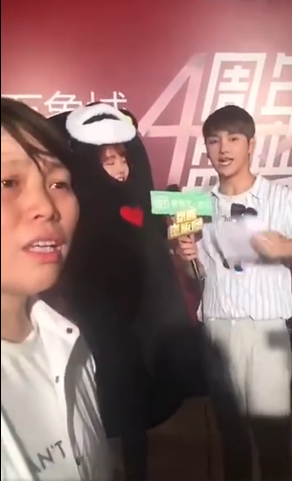 郑爽风波后现身,助理竟拍飞路人镜头,态度比熊本熊那次差远了