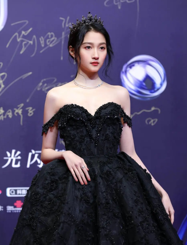 明星齐现身星动之夜,关晓彤,袁冰妍同台比美,李现梦回