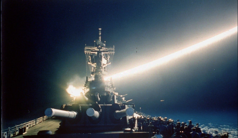 图为 战斧巡航导弹在1991年1月的海湾战争期间从威斯康星州号导弹发射