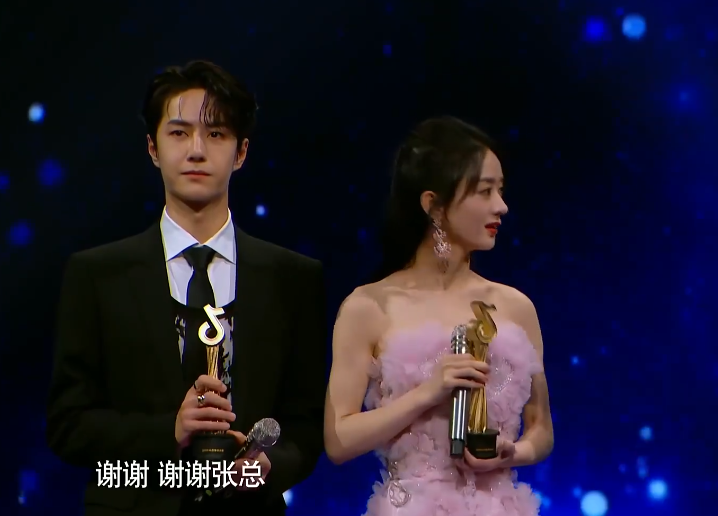 王炸姐弟又同台王一博再现绅士手素养真心是装不出来的