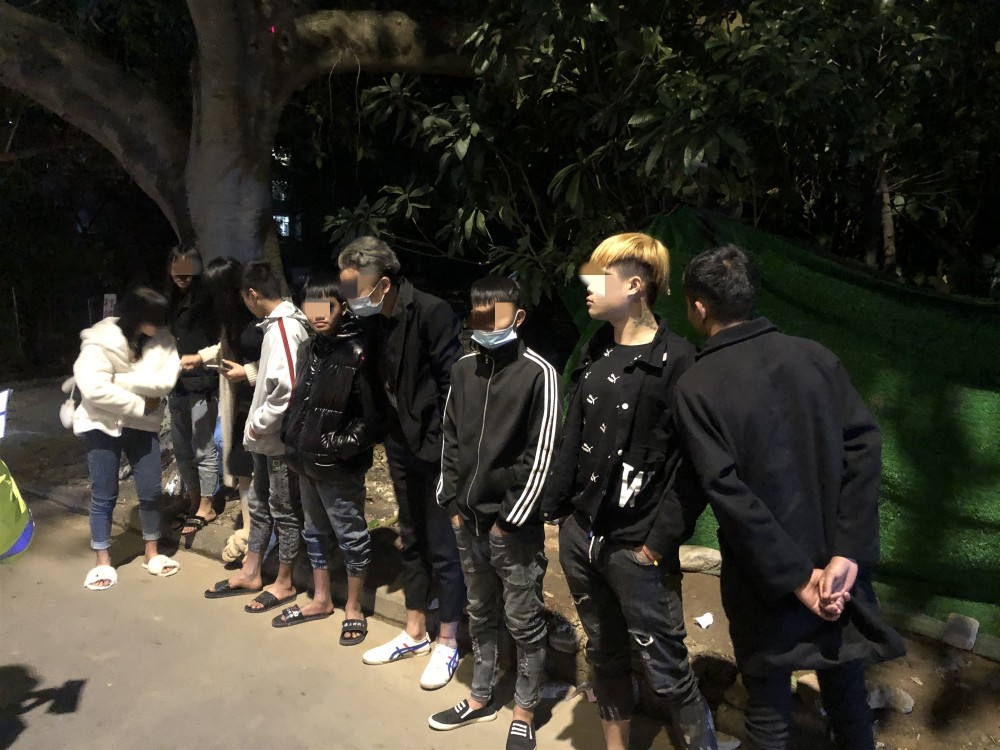 核载7人塞进9名"精神小伙",广西小伙被罚150元扣6分!