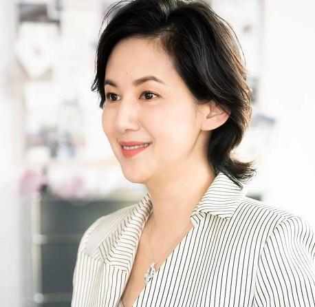 上海新首富诞生,曾是复旦大学老师,如今身家6百亿娶主持人为妻