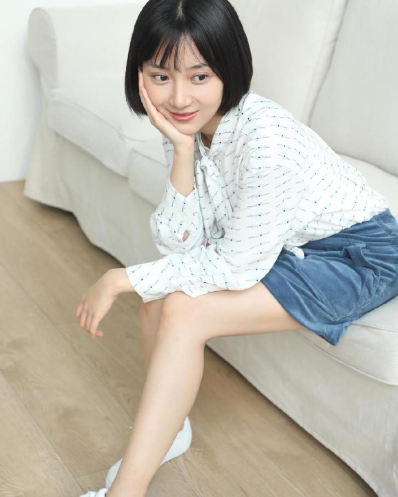 卜冠今曝光职场写真,穿剪刀领白衬衫出镜,配及肩短发清纯极了