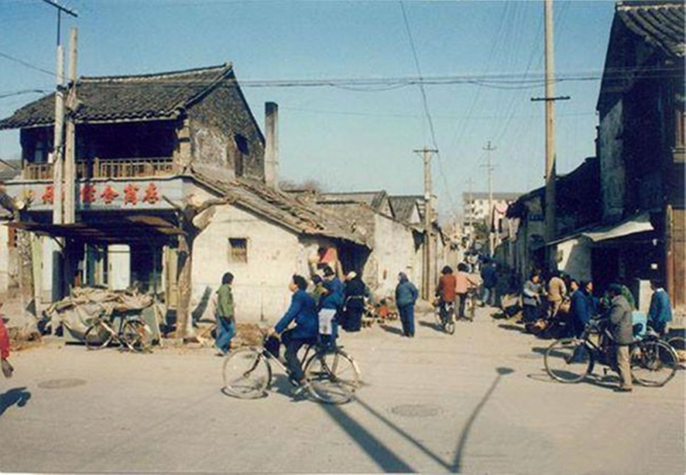80年代的镇江,中山东路附近的街景,照片里的老房子泛着旧时光的光彩.