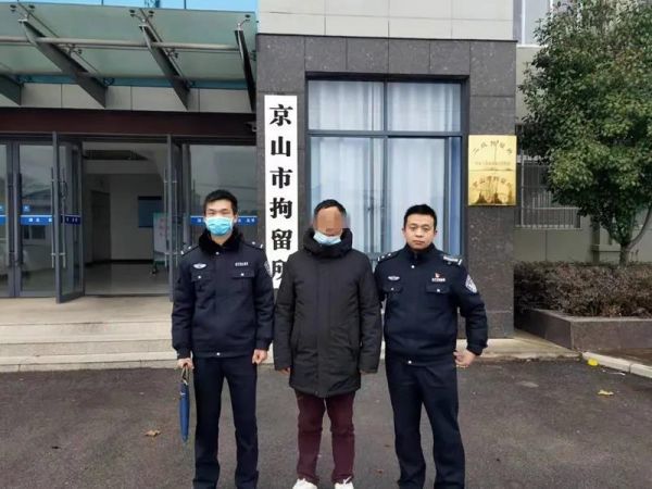 多图京山市民主动向公安机关上交私藏私存枪支弹药