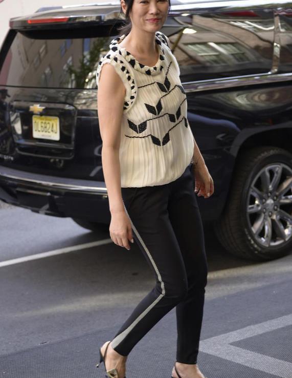 51岁邓文迪哪肯服老?穿吊带裙身材不输超模,脸上皱纹横生太真实