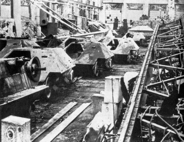 1945年,遭受轰炸的捷克兵工厂,大量半成品坦克歼击车