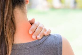 肩膀疼痛居然是颈椎病引起的?还有哪些疾病会引起肩膀