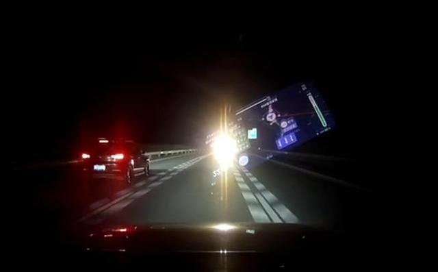 夜晚在高速开车,后车一直开远光灯怎么办?老司机教你一个小妙招