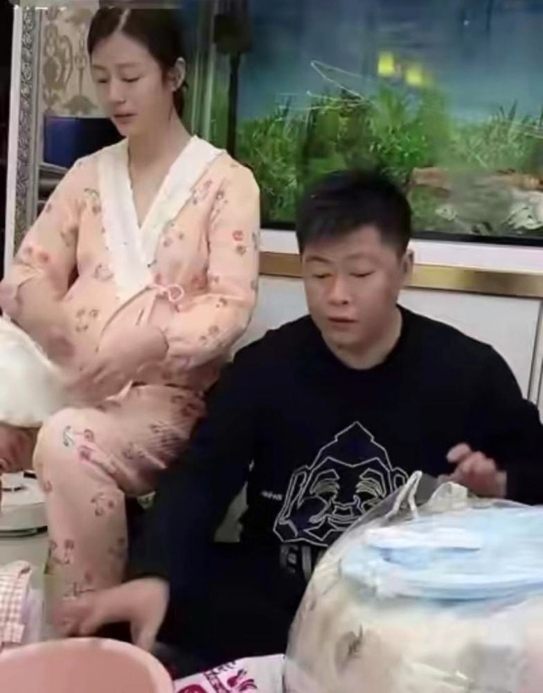 乡爱谢永强即将当爹,小12岁娇妻医院待产,长相气质