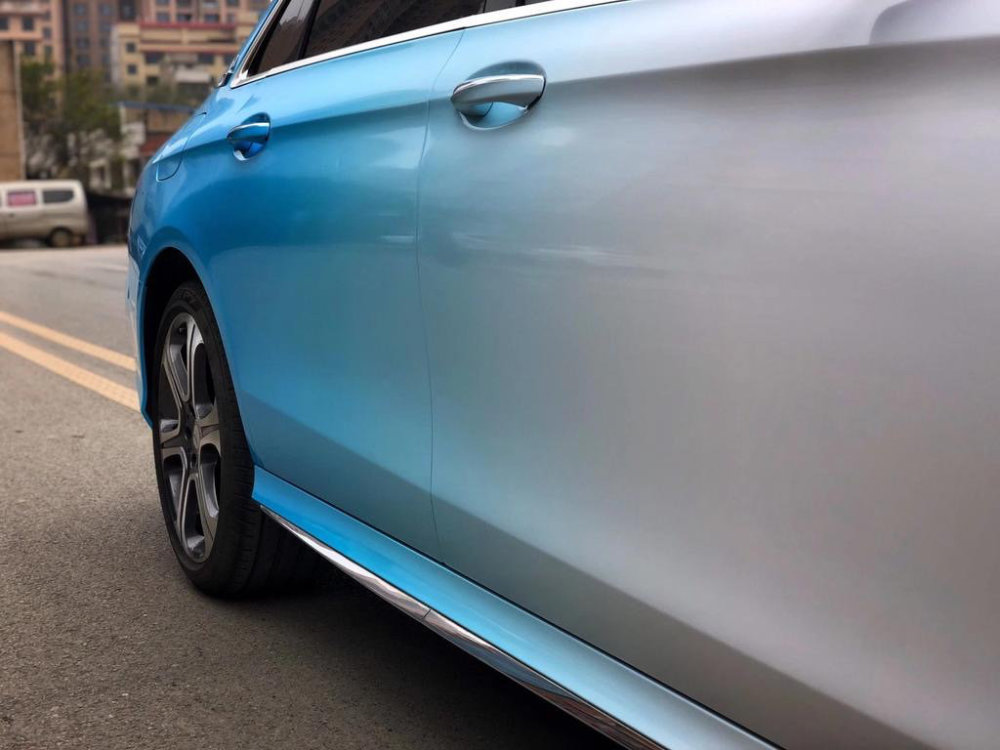 奔驰e300l车身彩绘白蓝渐变 要的就是颜值