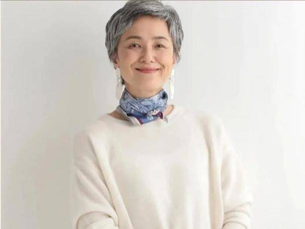 60岁女人想有气质不显老,试试这3种"贵妇卷",白头发也