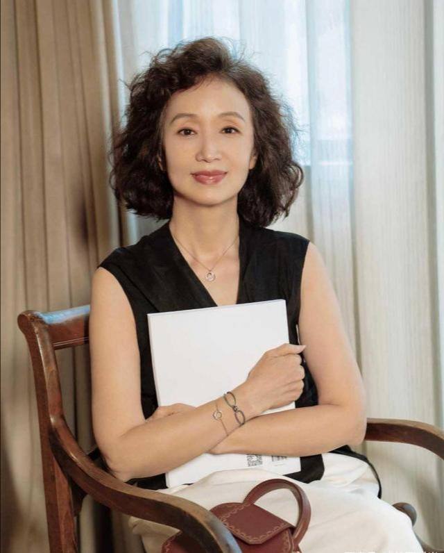 60岁女人想有气质不显老,试试这3种"贵妇卷",白头发也