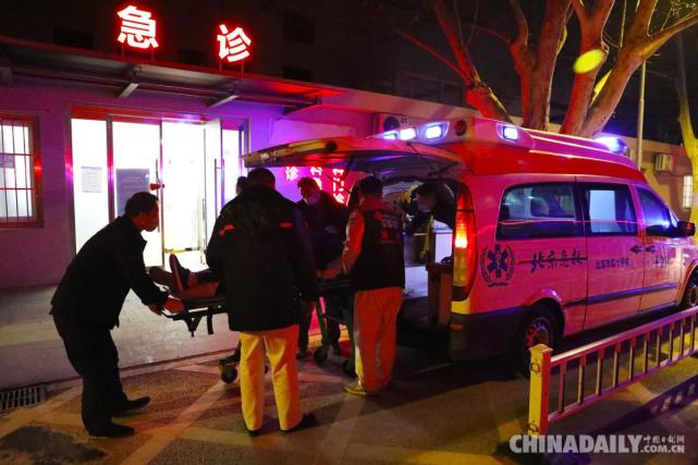1月20日晚,在中日友好医院急诊室门口,救护车转运一名急诊患者.