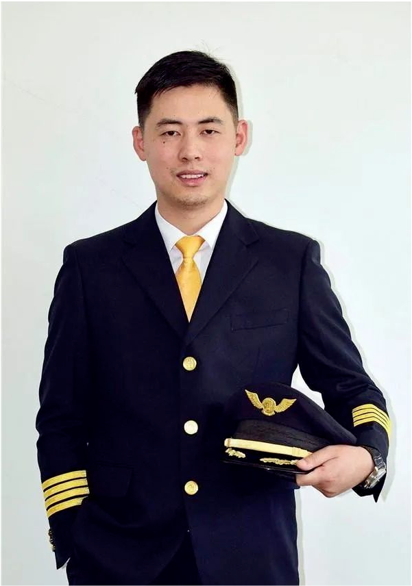 其中,张放机长作为中国民航首位专职试飞员,曾经试飞过arj21,空客a