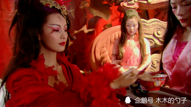 重楼率先派溪风去极乐世界,拿景天和徐长卿的画像给火鬼王,让她留意这