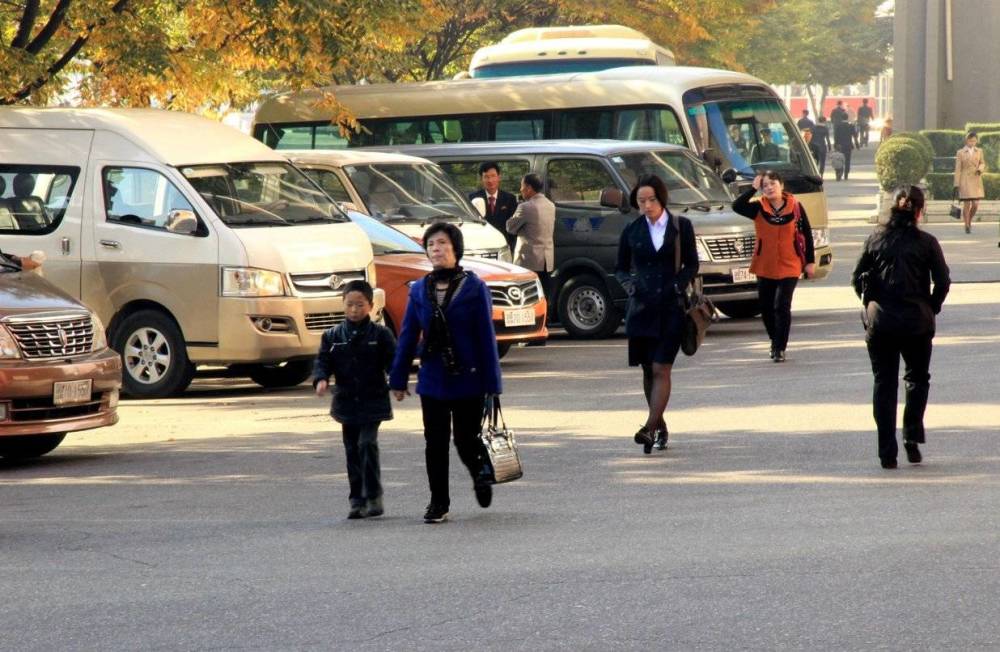 国内的买菜车,到了朝鲜摇身一变成为豪车,满大街的豪横味道_腾讯新闻