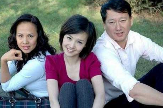 翻看过往郑爽父母的发言,不难看出在他们的眼里,女儿其实只是一棵摇钱