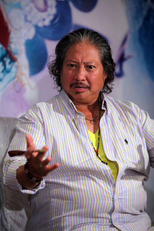 洪金宝曾感叹"我捧红的巨星现在都请不起了",只有他还