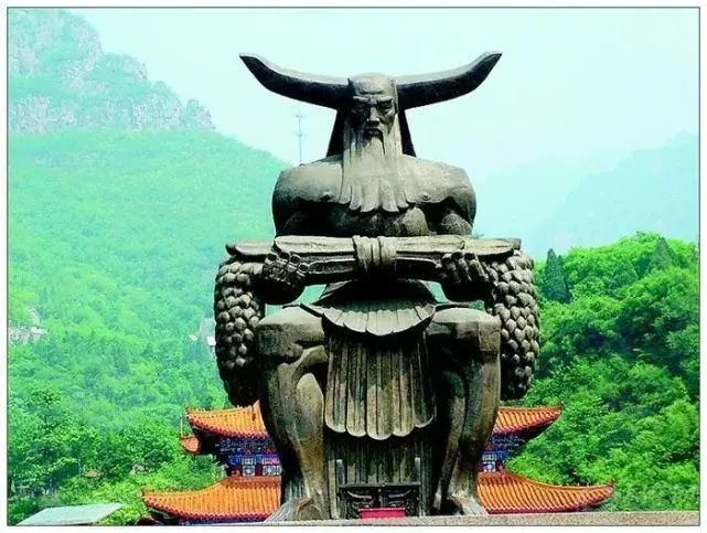 《帝王世纪》曾记载:炎帝神农氏,姜姓,母…感神龙首而生炎帝,人身牛