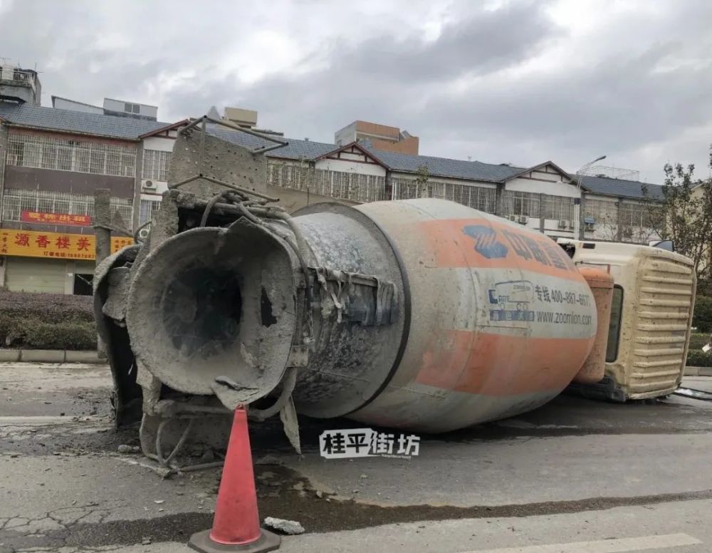 事发刚刚,桂平西山路一搅拌车侧翻,造成路段堵车
